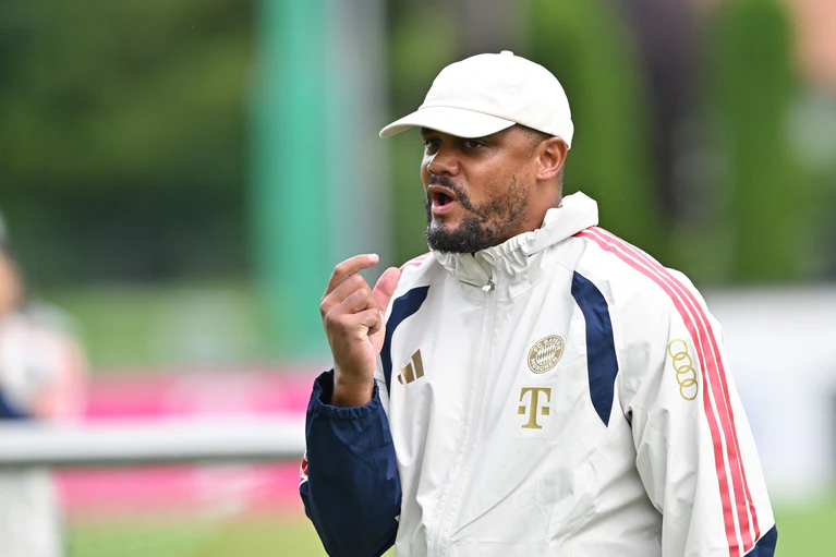 Trainer Vincent Kompany muss sich noch gedulden, bis sein Team komplett ist.  — © Peter Kneffel/dpa