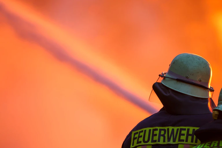 Die Einsatzkräfte löschten das Feuer. (Symbolbild) — © Christoph Reichwein/dpa