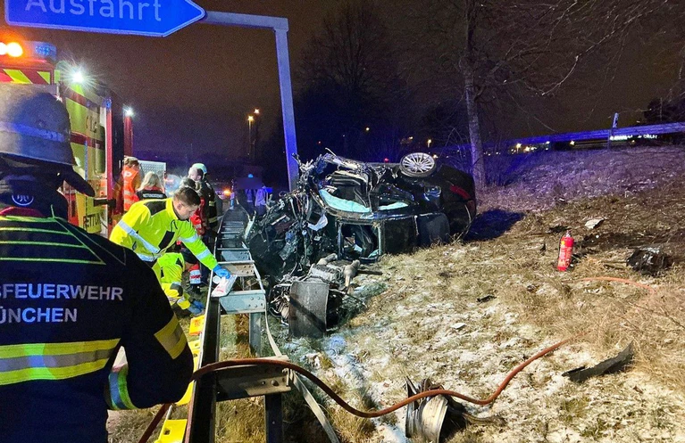 Mehrere Helfer und Helferinnen reagierten laut Feuerwehr vorbildlich und versorgten den verletzten Fahrer.  — © -/Berufsfeuerwehr München/dpa