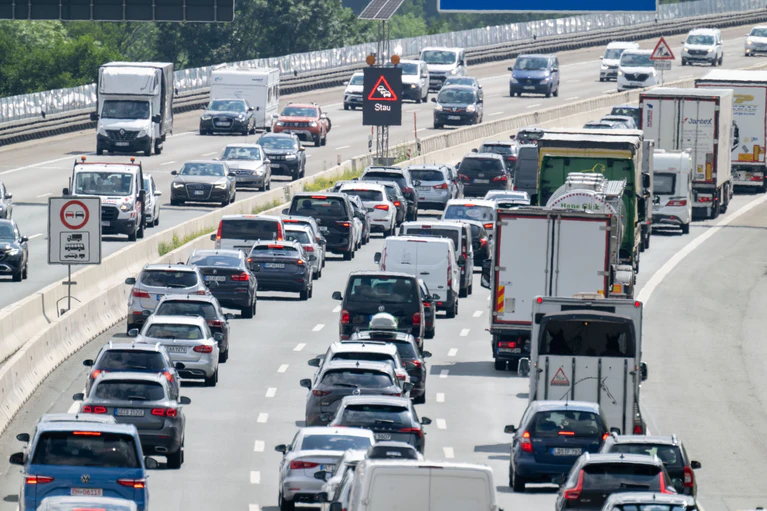 Besonders zu Beginn der Sommerferien ist die Staugefahr auf bayerischen Autobahnen groß. (Archivbild) — © Pia Bayer/dpa