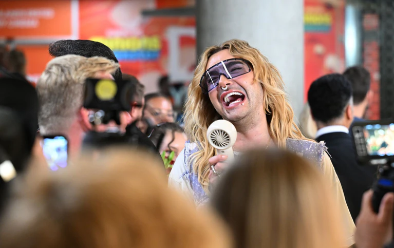 Bill Kaulitz spricht das niedliche, aber durchaus gefährliche Monster Goomi. — © Felix Hörhager/dpa