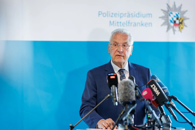 Laut Innenminister Joachim Herrmann starten zum 1. September mehr als 610 neue Einsatzkräfte bei der bayerischen Polizei. (Archivbild) — © Daniel Karmann/dpa
