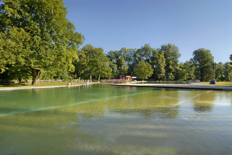 Das Naturbad Maria Einsiedel in München liegt in den Isarauen und kommt ohne Chlor aus. — © Denise Krejci/Stadtwerke München /dpa