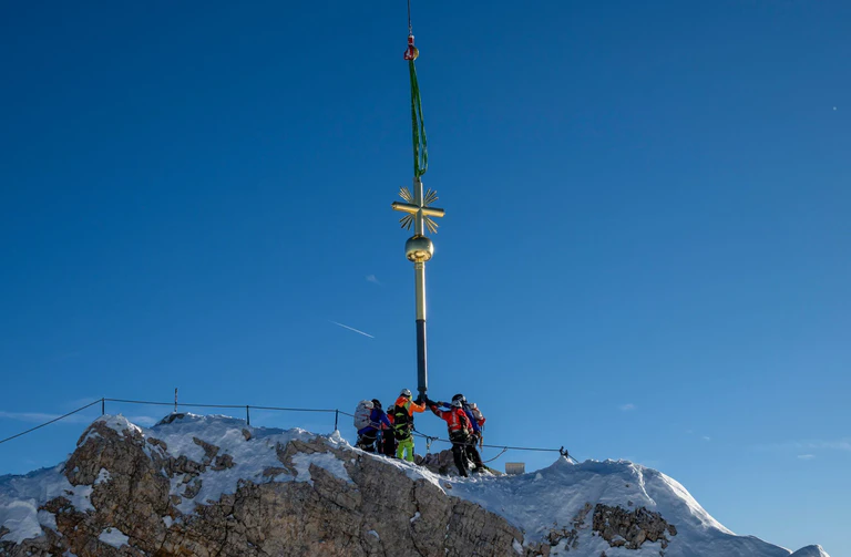 Das Wahrzeichen der Zugspitze steht wieder.  — © Peter Kneffel/dpa