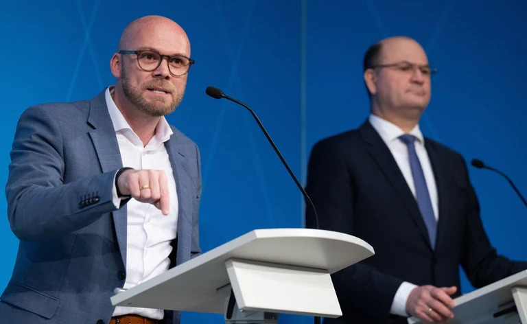 Das Thema Microsoft hatte zwischen Bayerns Digitalminister Fabian Mehring (links, Freie Wähler) und Finanzminister Albert Füracker (CSU) für Streit gesorgt. (Archivbild)   — © Sven Hoppe/dpa