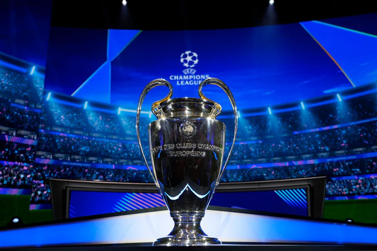 Der Henkelpott für den Sieger der Champions League - die wichtigste Trophähe im europäischen Club-Fußball. (Archivbild) — © Gregorio Borgia/AP/dpa
