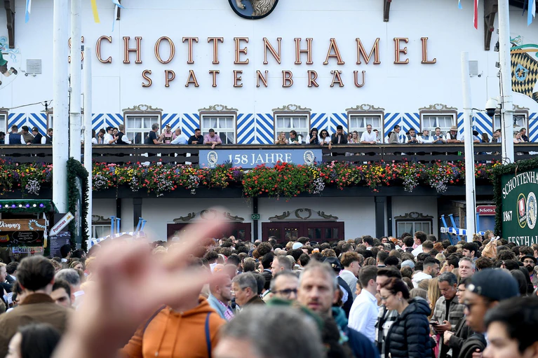 Im Schottenhamel wird traditionell das Oktoberfest eröffnet. (Archivbild) — © Felix Hörhager/dpa