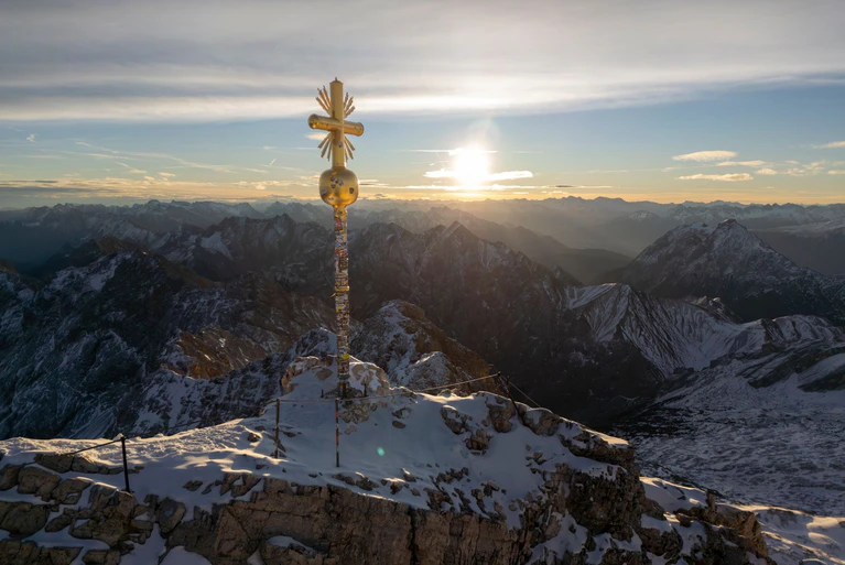Zum Saisonstart auf der Zugspitze am 28. November soll das Kreuz wieder an seinem Platz auf dem Gipfel sein. — © Peter Kneffel/dpa
