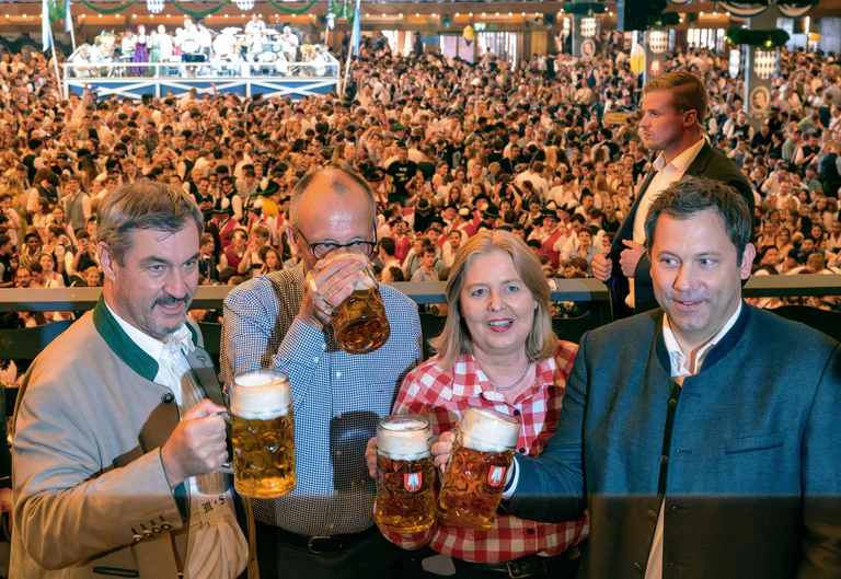 Auch wenn Markus Söder eigentlich nicht gerne Bier trinkt - fürs Foto auf dem Oktoberfest gehört auch für ihn der Maßkrug natürlich dazu. (Archivbild) — © Peter Kneffel/dpa