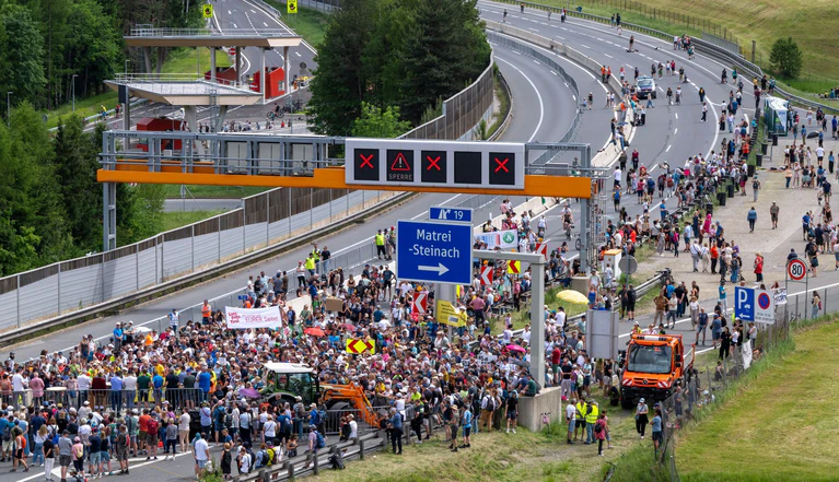 Ende Mai war mitten wegen einer Demo die Brenner-Autobahn von morgens bis abends gesperrt. (Archivfoto)   — © Peter Kneffel/dpa