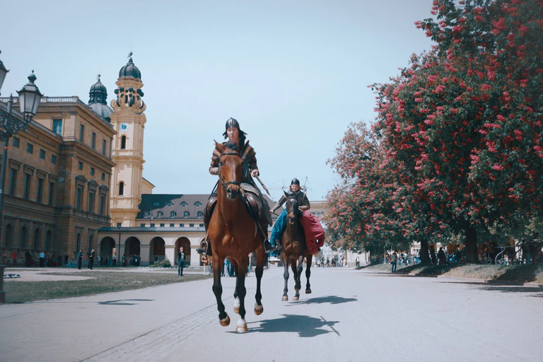 Ein Video von Reitern im Münchner Hofgarten ist Teil von Kratzers Inszenierung.  — © Braun, Dahl, Bebi/Bayerische Staatsoper/dpa