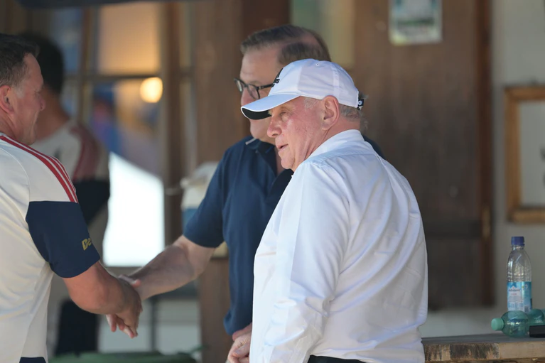 Bayern-Präsident Uli Hoeneß lobt die Arbeit von Sportvorstand Eberl. — © Peter Kneffel/dpa