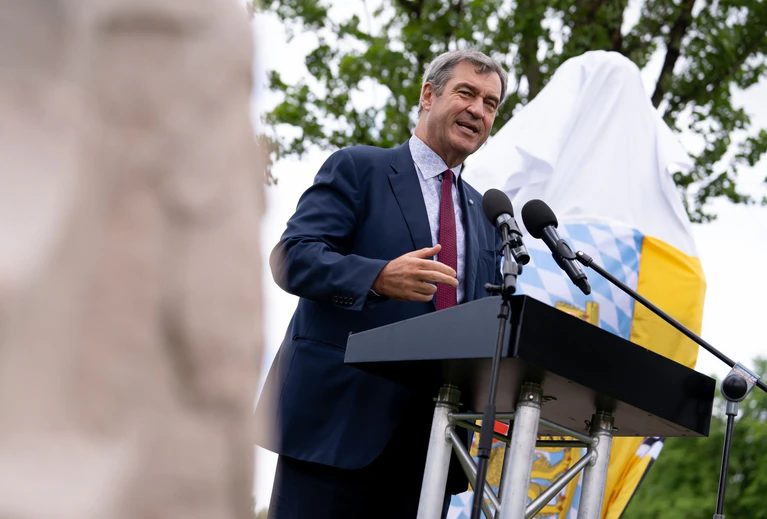 Bayerns Ministerpräsident Markus Söder (CSU) nimmt an der Enthüllung eines Denkmals anlässlich des 140. Todestages des bayerischen «Märchenkönigs» Ludwig II. teil.  — © Sven Hoppe/dpa