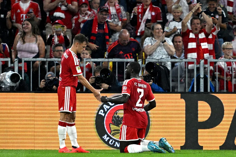 Dayot Upamecano (r) erzielte das erste Tor der neuen Saison. — © Sven Hoppe/dpa