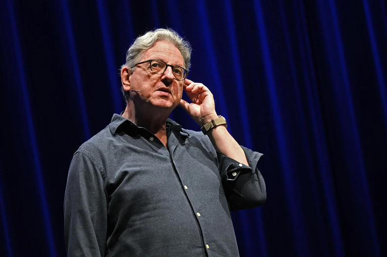 Günter Grünwald im ausverkauften Festsaal des Ingolstädter Stadttheaters bei seinem zumindest vorerst letzten Bühnenauftritt. — © Reinhold Weinretter/dpa