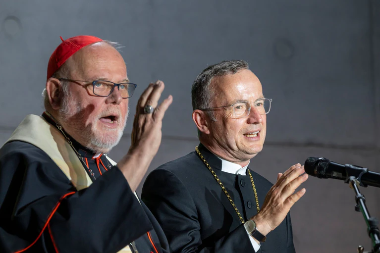 Der katholische Kardinal Reinhard Marx (l) und der evangelische Landesbischof Christian Kopp - die Mitglieder ihrer Kirchen sind in Bayern sehr ungleich verteilt. (Archivbild) — © Peter Kneffel/dpa