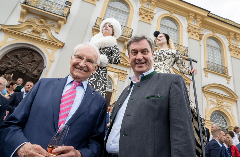 CSU-Chef Markus Söder (rechts) verbindet eine lange Geschichte mit Edmund Stoiber - bis heute nennt er ihn seinen politischen Ziehvater. (Archivbild) — © Peter Kneffel/dpa