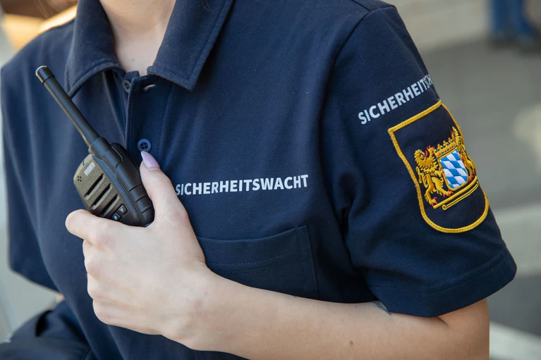 Die bayerische Sicherheitswacht soll weiter wachsen. (Archivbild) — © Daniel Karmann/dpa