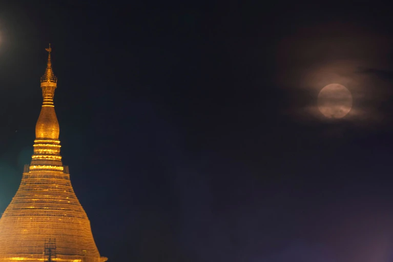 Der Hauptpreis des Karlsbader Filmfestivals geht nach Myanmar. Der Shwedagon, ein buddhistischer Sakralbau, ist das Wahrzeichen des südostasiatischen Landes. (Symbolbild) — © Thein Zaw/AP/dpa