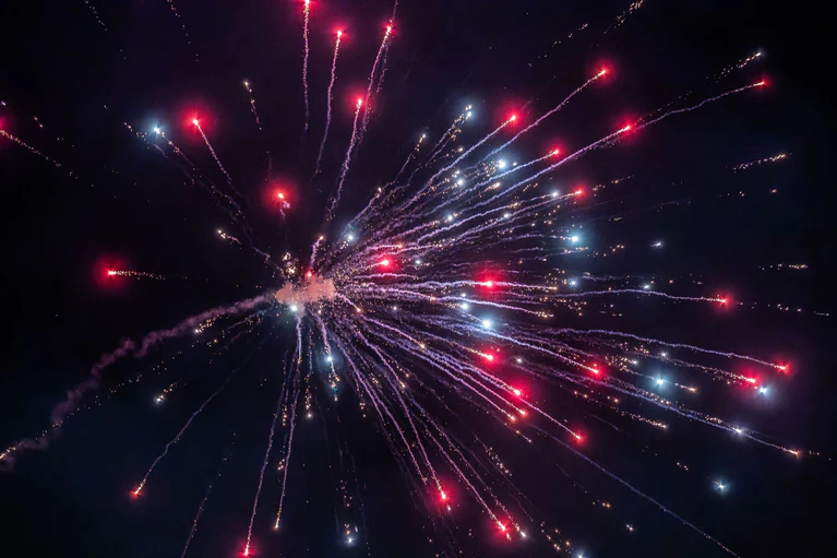 Wegen der Trockenheit entfällt das Feuerwerk am Dachauer Volksfest. (Symbolbild) — © Silas Stein/dpa