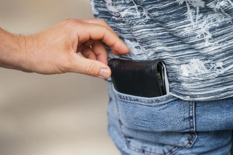 Ein Unbekannter hat einem Senior Geld aus dem Portemonnaie gestohlen. (Symbolbild) — © Andreas Arnold/dpa