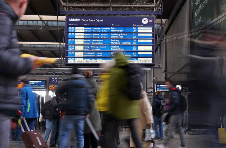 Am Münchner Hauptbahnhof kam es im Feierabendverkehr vereinzelt zu Verspätungen. (Archivbild) — © Karl-Josef Hildenbrand/dpa