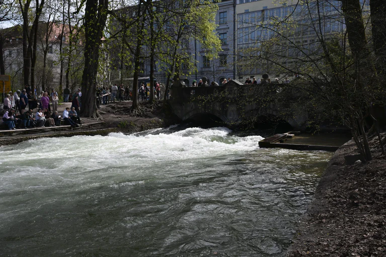 Am Ostersonntag war die Welle schon wieder so gut wie verschwunden. — © Felix Hörhager/dpa