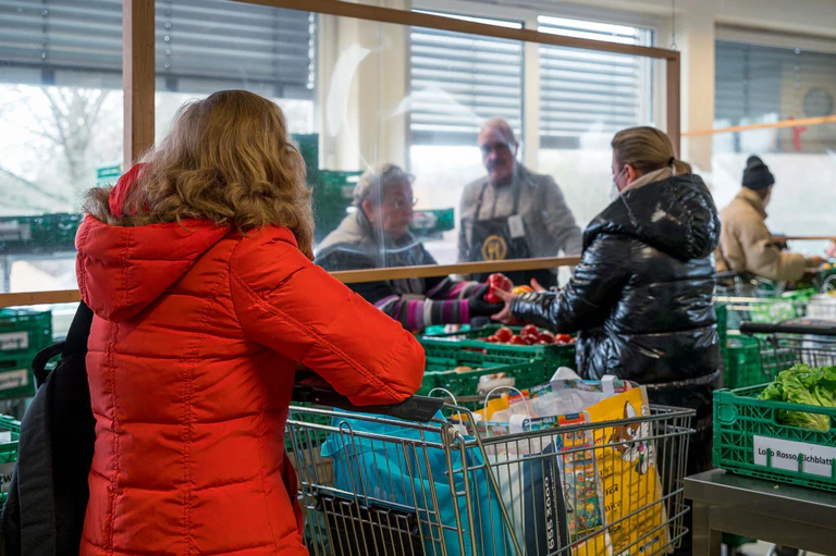 Für Bayerns Tafeln (hier in Coburg) wird die Lage nicht einfacher: Die Bedürftigen werden mehr, die Lebensmittelspenden weniger. — © Daniel Vogl/dpa