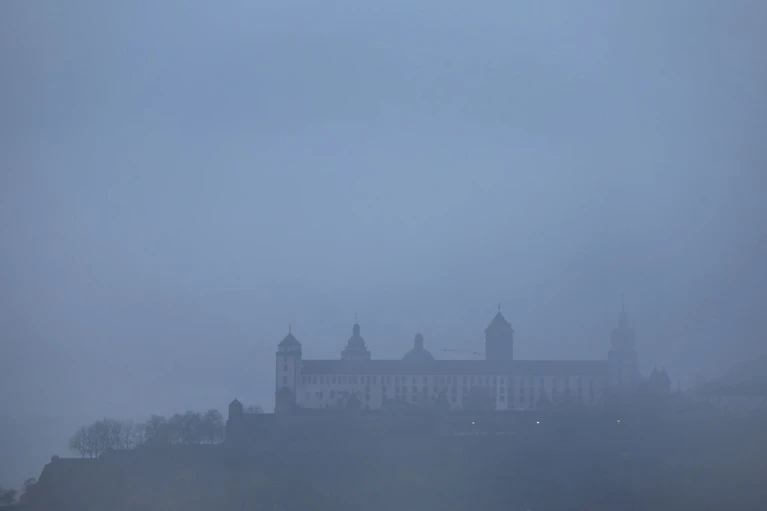 Nebel kann sich mancherorts länger halten. (Archivbild) — © Karl-Josef Hildenbrand/dpa