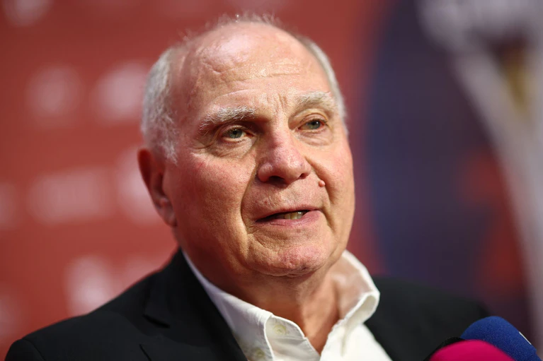 Als «Legende» geehrt: Bayern-Ehrenpräsident Uli Hoeneß. — © Christian Charisius/dpa