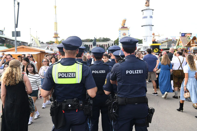 Der Sicherheitsdienst begleitete den Tatverdächtigen und seinen Begleiter aus dem Festzelt. (Symbolbild) — © Felix Hörhager/dpa