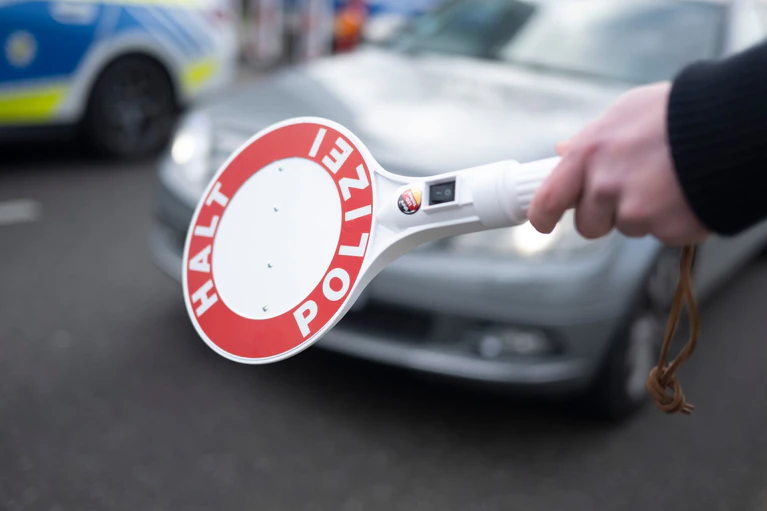 Das überladene Auto mit sechs ungesicherten Kindern fiel bei einer Grenzkontrolle auf. (Symbolbild) — © Marijan Murat/dpa