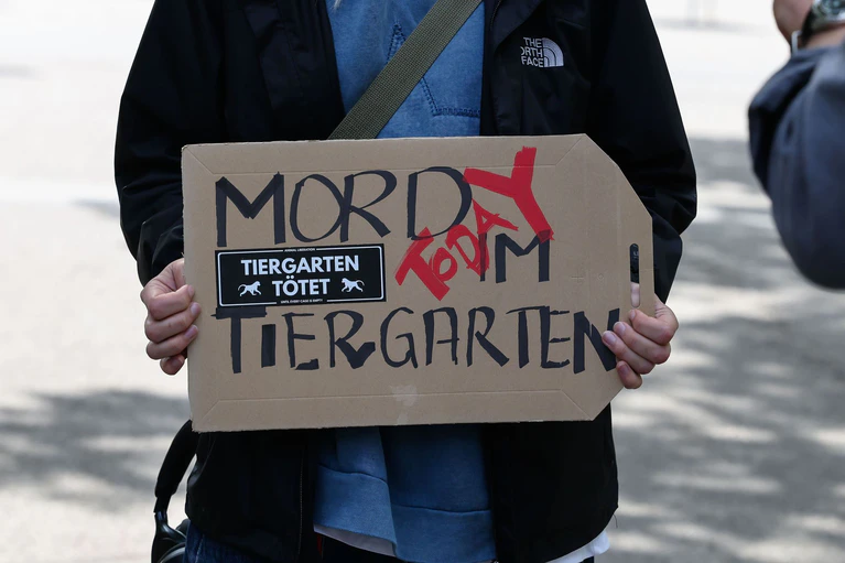 Aktivistinnen und Aktivisten versammelten sich am 29. Juli 2025 vor dem geschlossenen Tiergarten, um gegen die Tötung der Paviane zu demonstrieren. Einige drangen später in den Zoo ein. (Archivbild) — © Daniel Löb/dpa