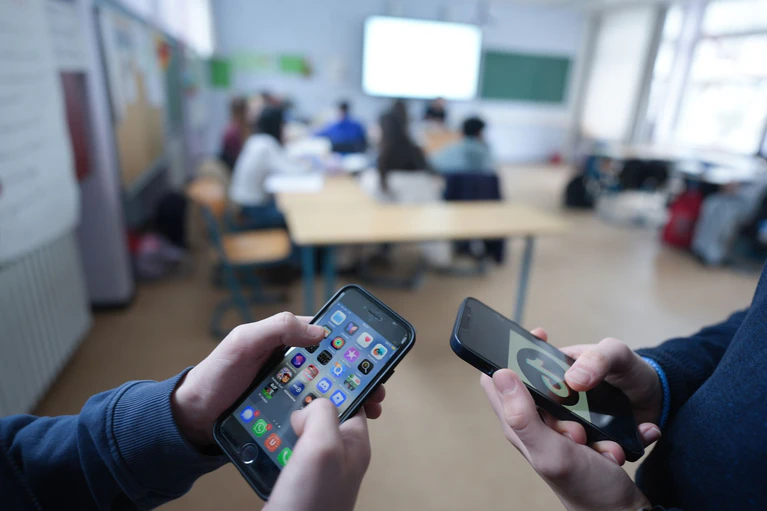 Aktuell wird in Deutschland auch über Altersgrenzen für soziale Medien diskutiert. (Symbolbild) — © Marcus Brandt/dpa