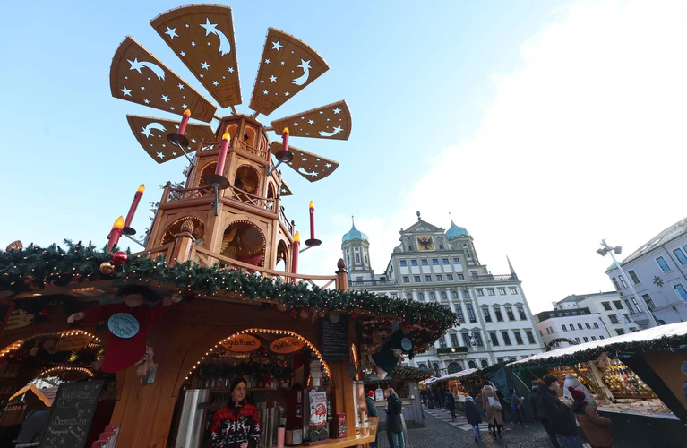 Für die meisten Menschen spielt die religiöse Bedeutung von Weihnachten kaum noch eine Rolle. (Symbolbild) — © Karl-Josef Hildenbrand/dpa
