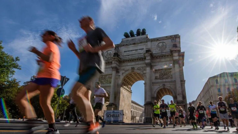 An diesem Sonntag ist es wieder so weit: Tausende werden zum Marathon-Lauf durch München erwartet. (Archivbild) — © Lino Mirgeler/dpa