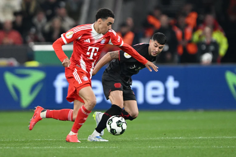 Jamal Musiala (links) trieb das Bayern-Spiel immer wieder an. — © Federico Gambarini/dpa