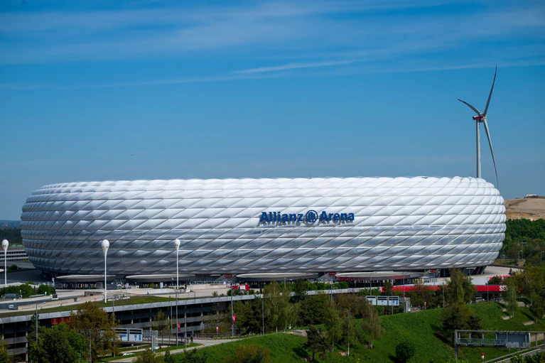 Die Münchner Allianz Arena sorgt in Australien für Gesprächsstoff. (Archivbild) — © Peter Kneffel/dpa