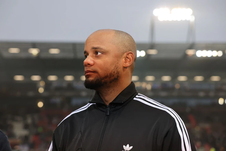 Vincent Kompany setzt erstmals Leon Gortzka von Beginn an ein. — © Christian Charisius/dpa