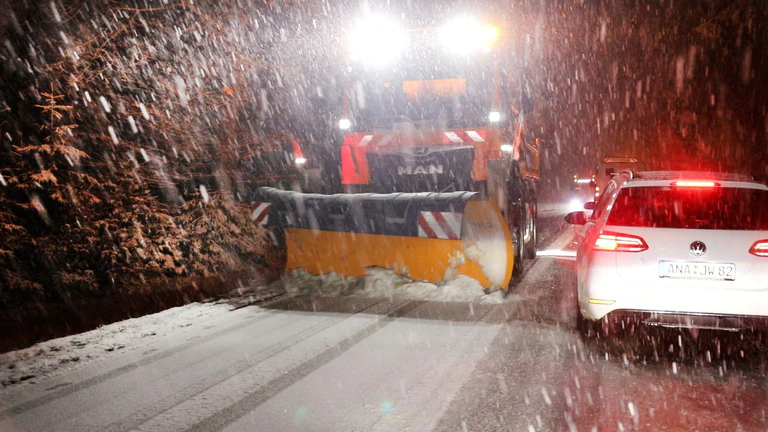 Im Erzgebirge räumte der Winterdienst den Schnee von den Straßen. — © André März/NEWS5/dpa