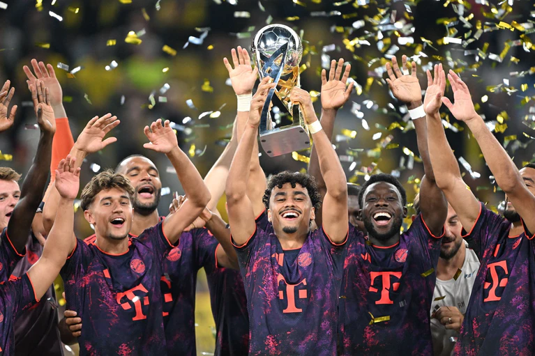 Nathaniel Brown mit dem Supercup - der Neuzugang legt in München einen Topstart hin.  — © Federico Gambarini/dpa