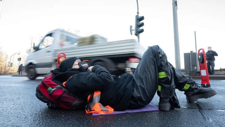 Klimaschützer Flughafen München Aktivist Protest — © Bild: dpa / Sebastian Gollnow