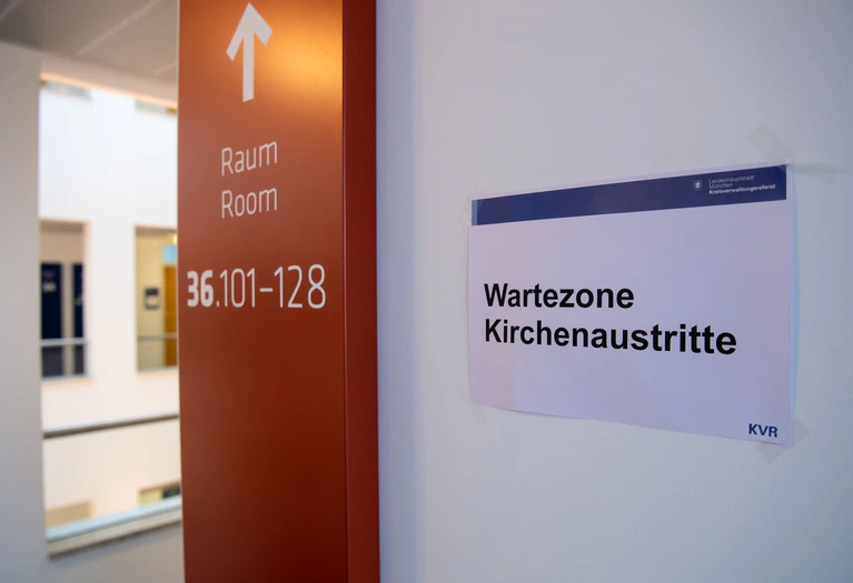 Auch 2024 traten wieder Tausende Menschen in Bayern aus der Kirche aus. — © Sven Hoppe/dpa