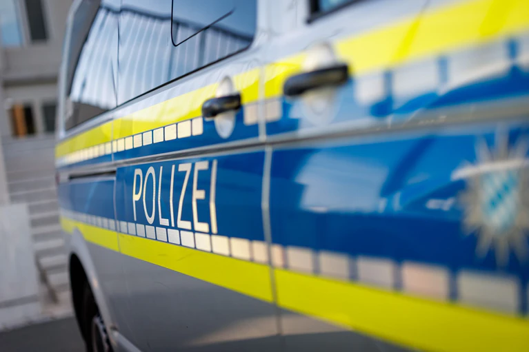 Die Polizei hatte die Räumung der Wiese nach eigenen Angaben aus Sicherheitsgründen abgelehnt. (Symbolbild) — © Daniel Karmann/dpa