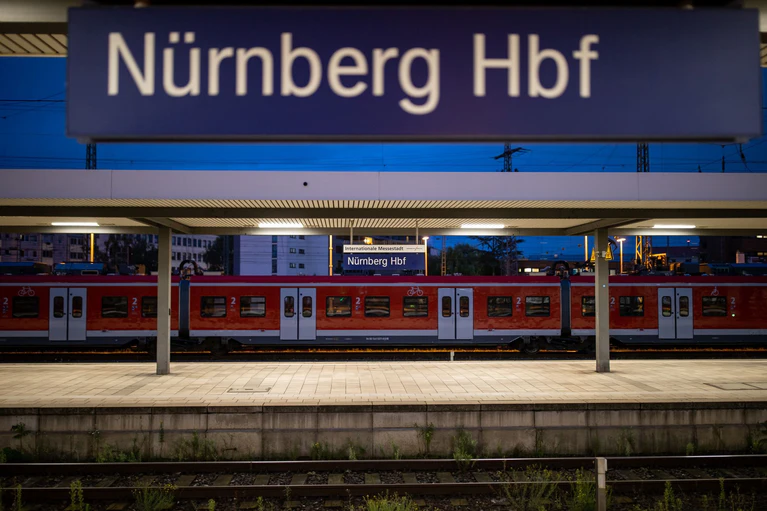 Die Bahn meldete eine Sperrung des Nürnberger Hauptbahnhofs - ein Fehler. (Archivbild) — © Daniel Karmann/dpa