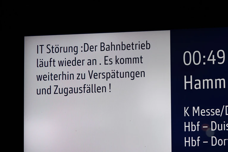 «Der Bahnbetrieb läuft wieder an»: Über diese Nachricht freuten sich Reisende in der Nacht. — © Rolf Vennenbernd/dpa