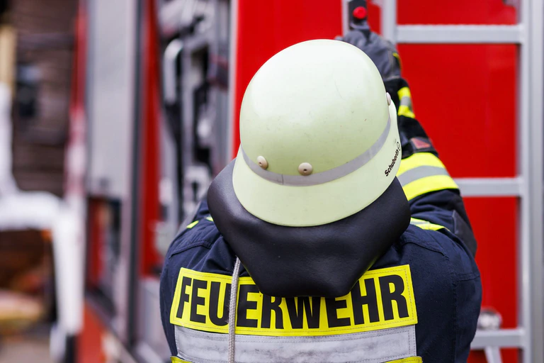 Die Feuerwehr löschte die brennende Scheune. (Archivfoto) — © Philipp von Ditfurth/dpa