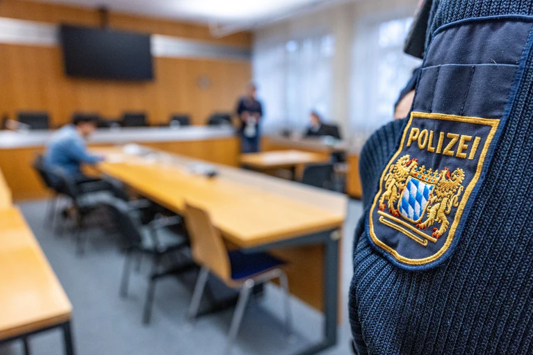 Die sogenannten Vorführdienste bei der Justiz sorgen für viele Einsatzstunden der Polizisten in Gerichtssälen. (Archivbild) — © Armin Weigel/dpa