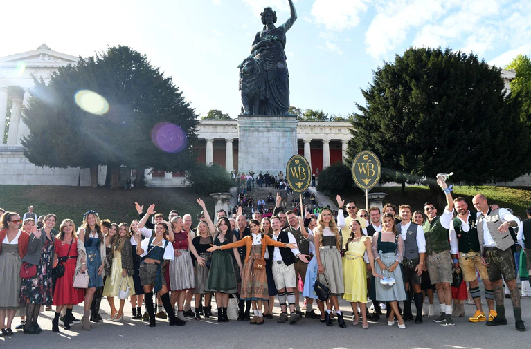 Wer mit der Wiesn verdient, soll sich laut Stadt auch beteiligen. — © Felix Hörhager/dpa