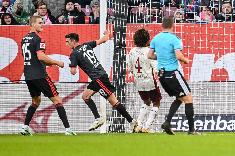 Janik Haberer (Nr. 19) dreht nach seinem Tor zum 1:1 jubelnd ab. — © Harry Langer/dpa